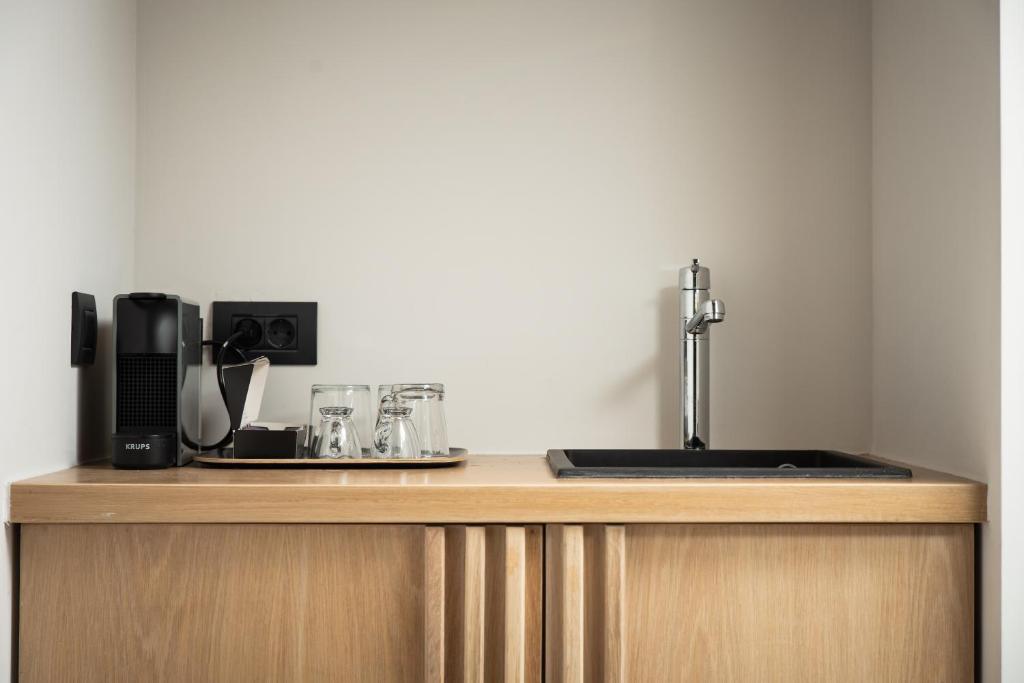 Lignum Suites Chania的咖啡和沏茶工具