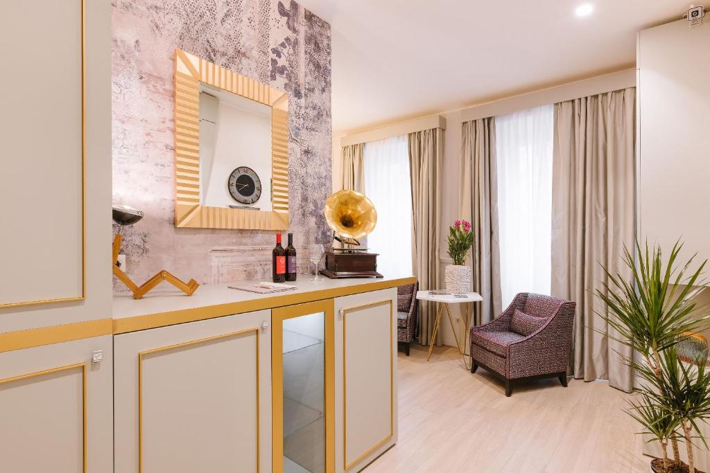 罗马纳沃纳雷亚西尔维娅豪华旅馆的客房设有带镜子的梳妆台和椅子。