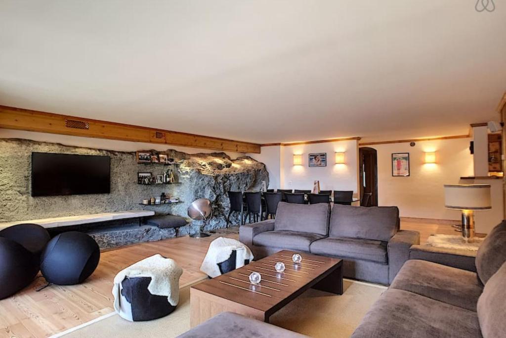 韦尔比耶Rosablanche 110的带沙发和电视的客厅
