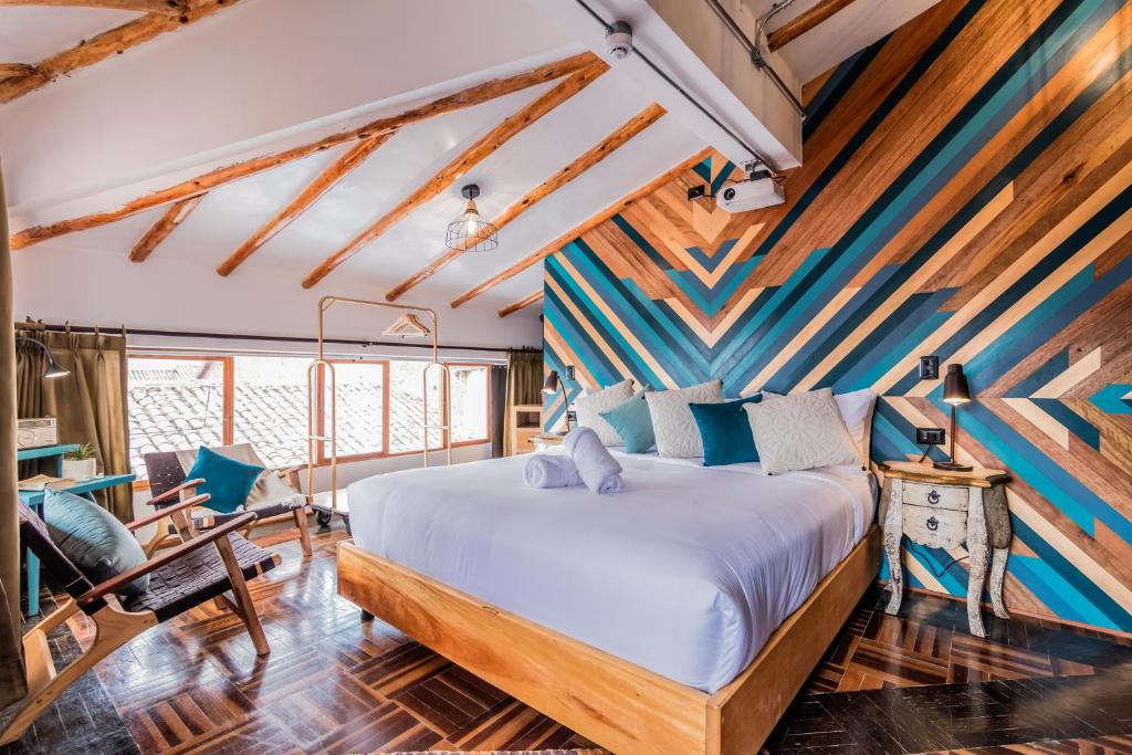 库斯科Selina Plaza De Armas Cusco的一间卧室配有一张带彩色墙壁的床