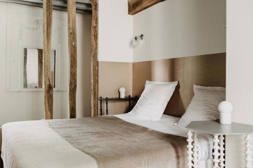 吉维尼乐达米蒂基韦尔尼住宿加早餐旅馆的一间卧室配有一张大床和木制床头板