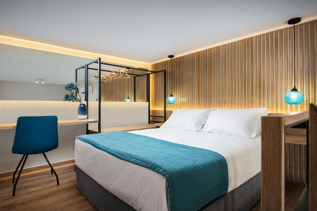 Lignum Suites Chania客房内的一张或多张床位