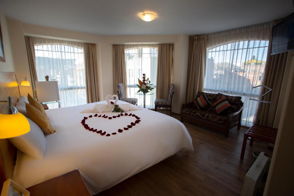 普诺太阳广场酒店的酒店客房,配有一张心形床