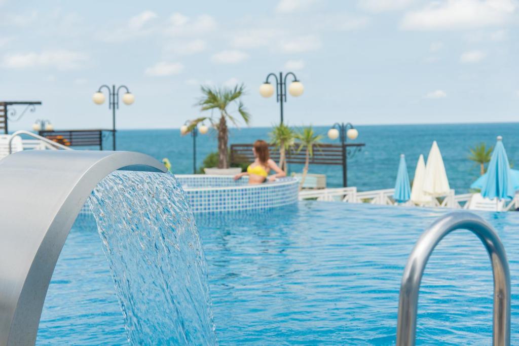 Hotel Eskada Beach内部或周边的泳池