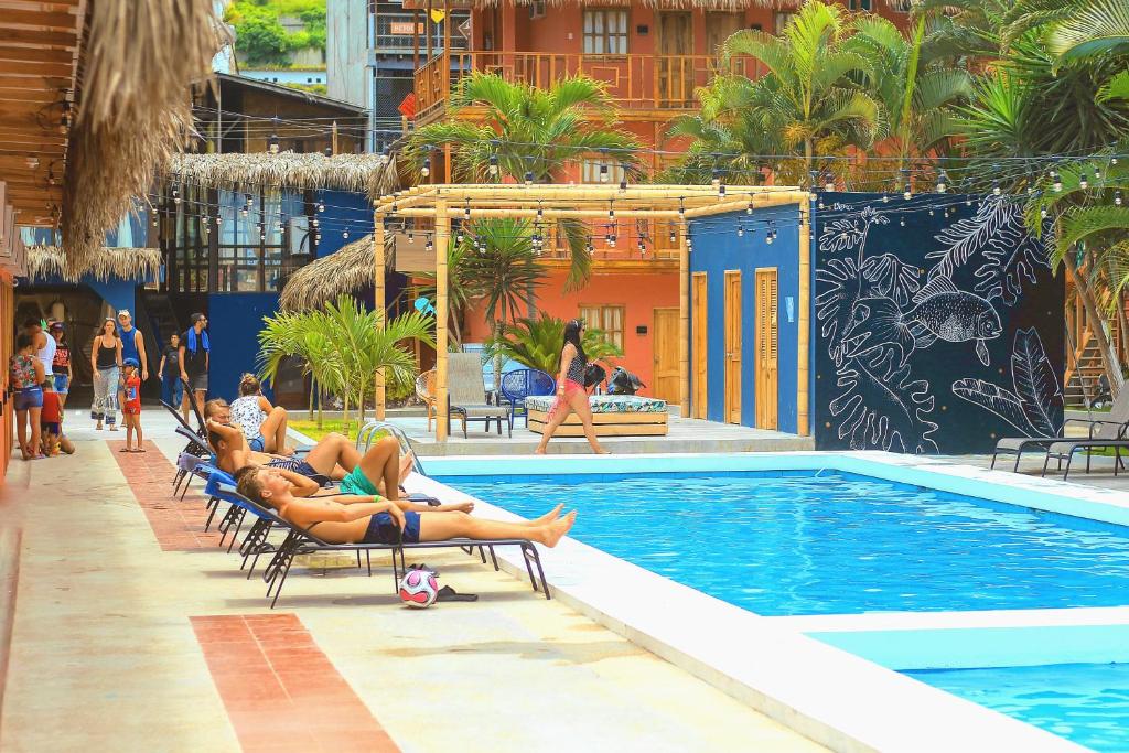 蒙塔尼塔蒙塔尼塔酒店的一群人躺在游泳池旁的躺椅上