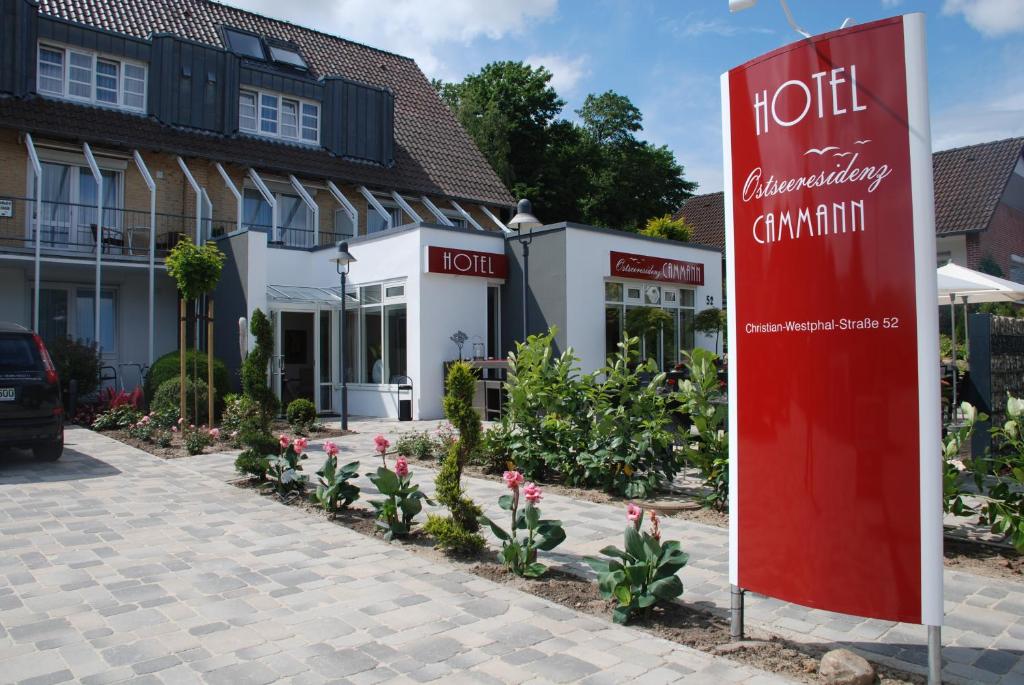 格洛米茨Hotel Ostseeresidenz Cammann Grömitz的大楼前的酒店标志