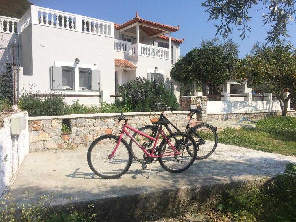 帕诺尔莫斯斯科派洛斯Villa Tillia的两辆自行车停在房子前面