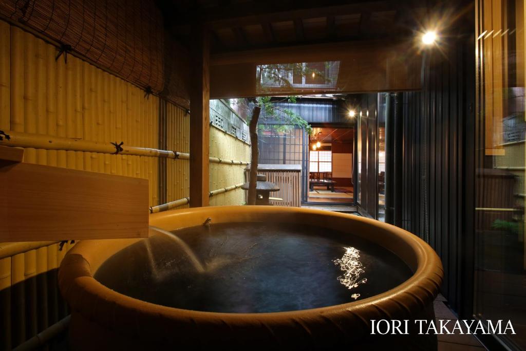 高山IORI Stay的浴缸位于客房中间