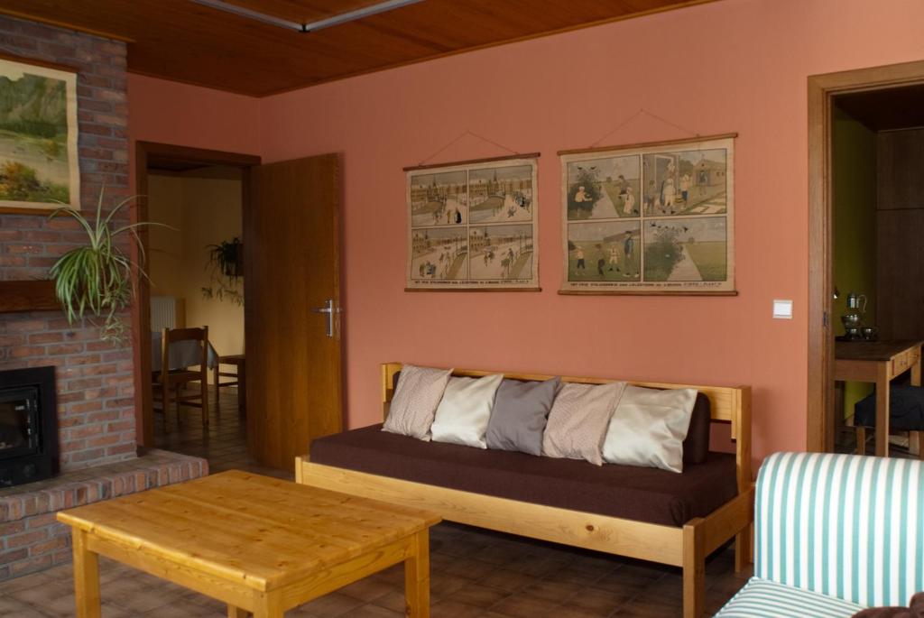 莫尔布鲁葛思科度假屋的客厅配有沙发和桌子