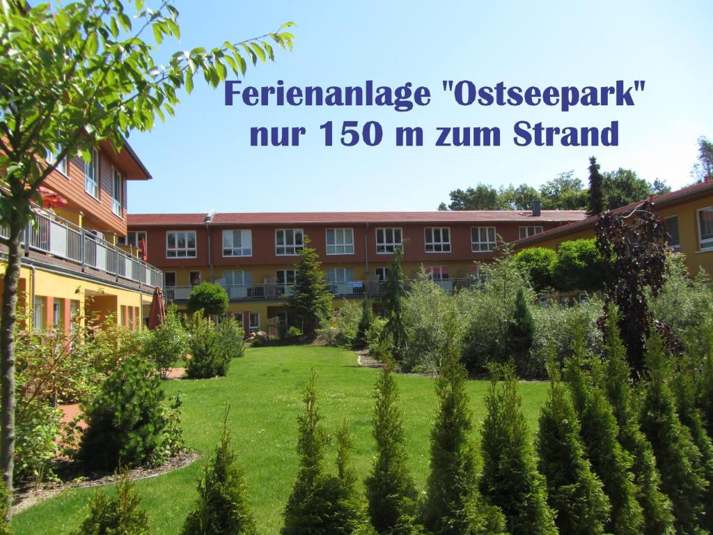 岑平Ostseepark的一座花园,位于一座拥有一所数公里的大学本科生的建筑前
