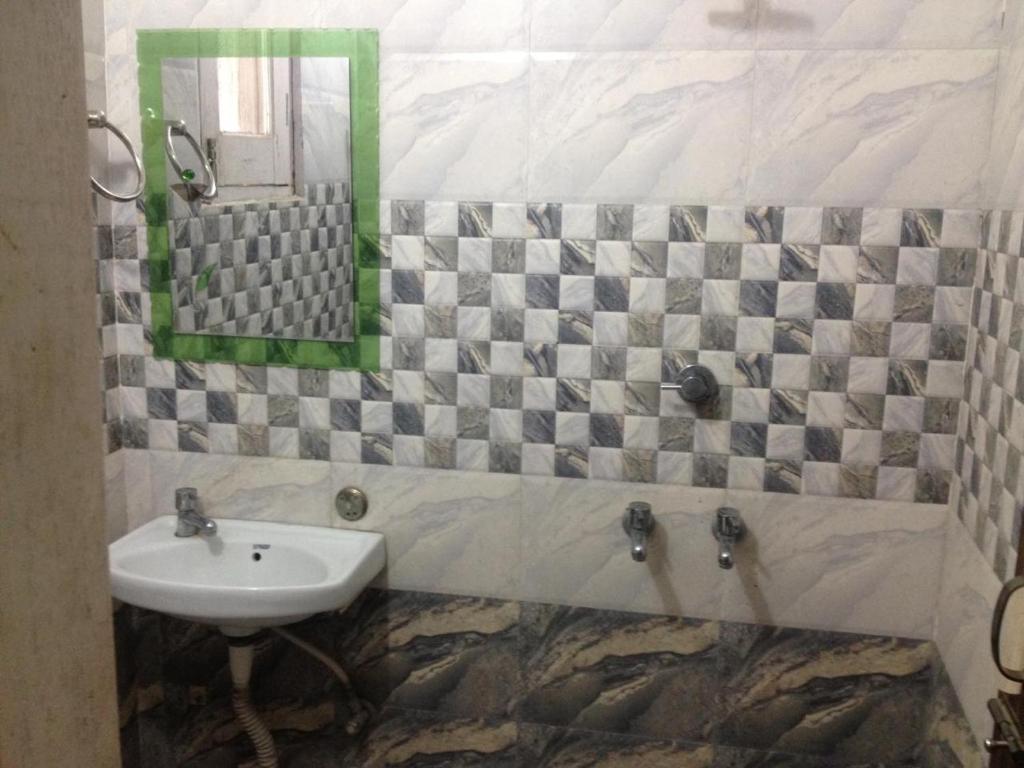 帕坦科特Sai Guest House的一间带水槽和镜子的浴室