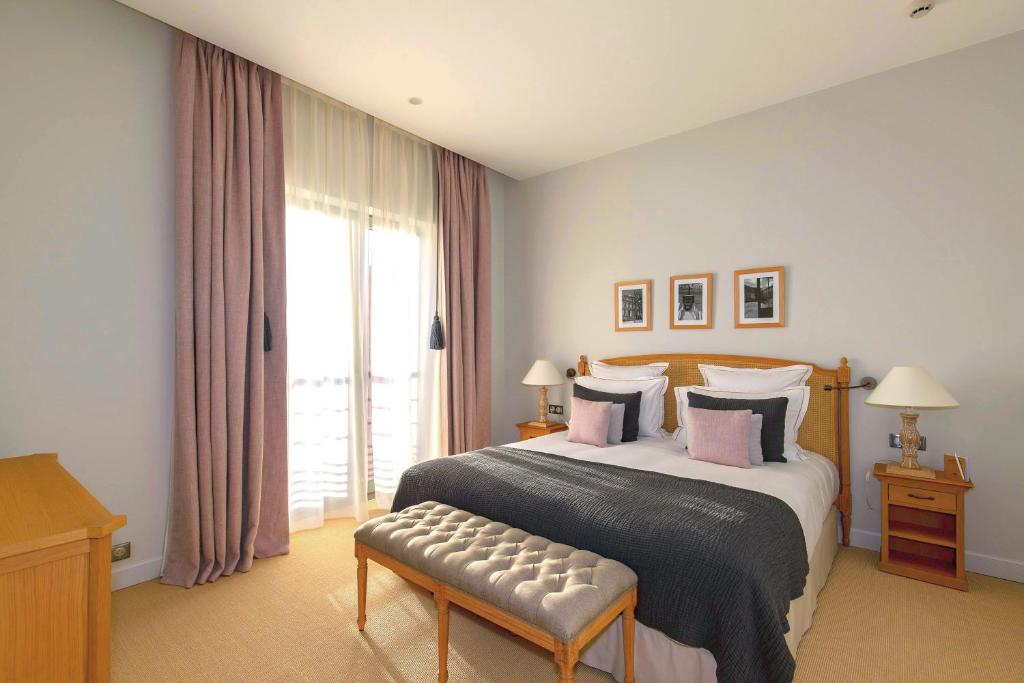 科涅克Appartements Chais Monnet的一间卧室设有一张床和一个大窗户