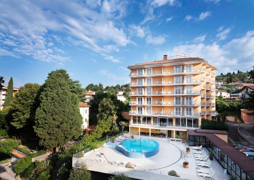 波尔托罗Hotel Mirna - Terme & Wellness Lifeclass的大楼前设有游泳池的酒店