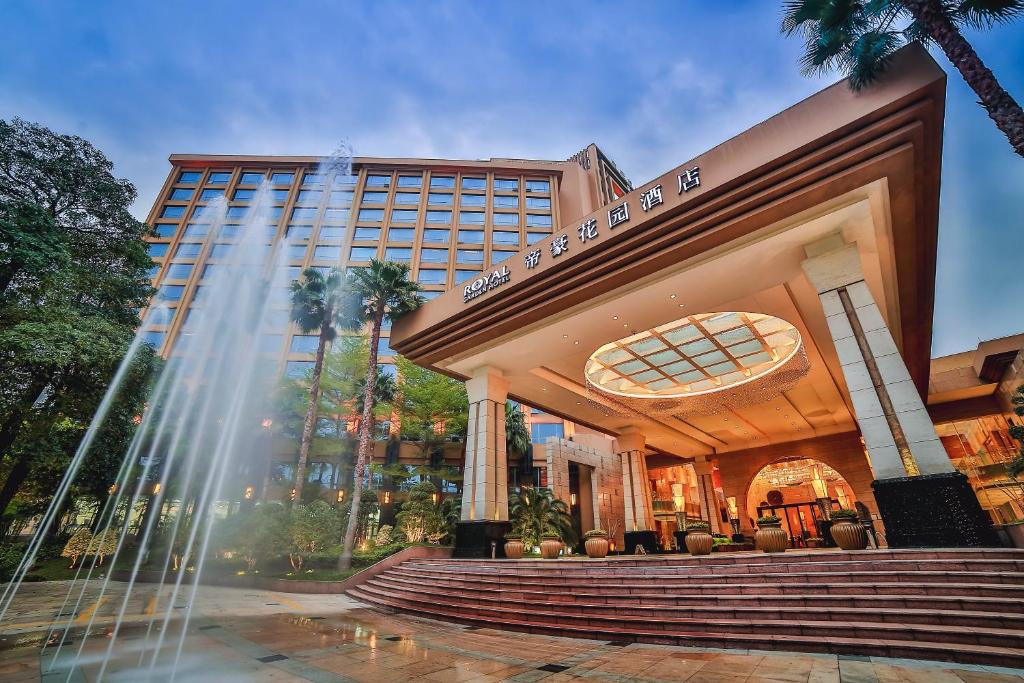 东莞东莞帝豪花园酒店的一座建筑前有喷泉的酒店
