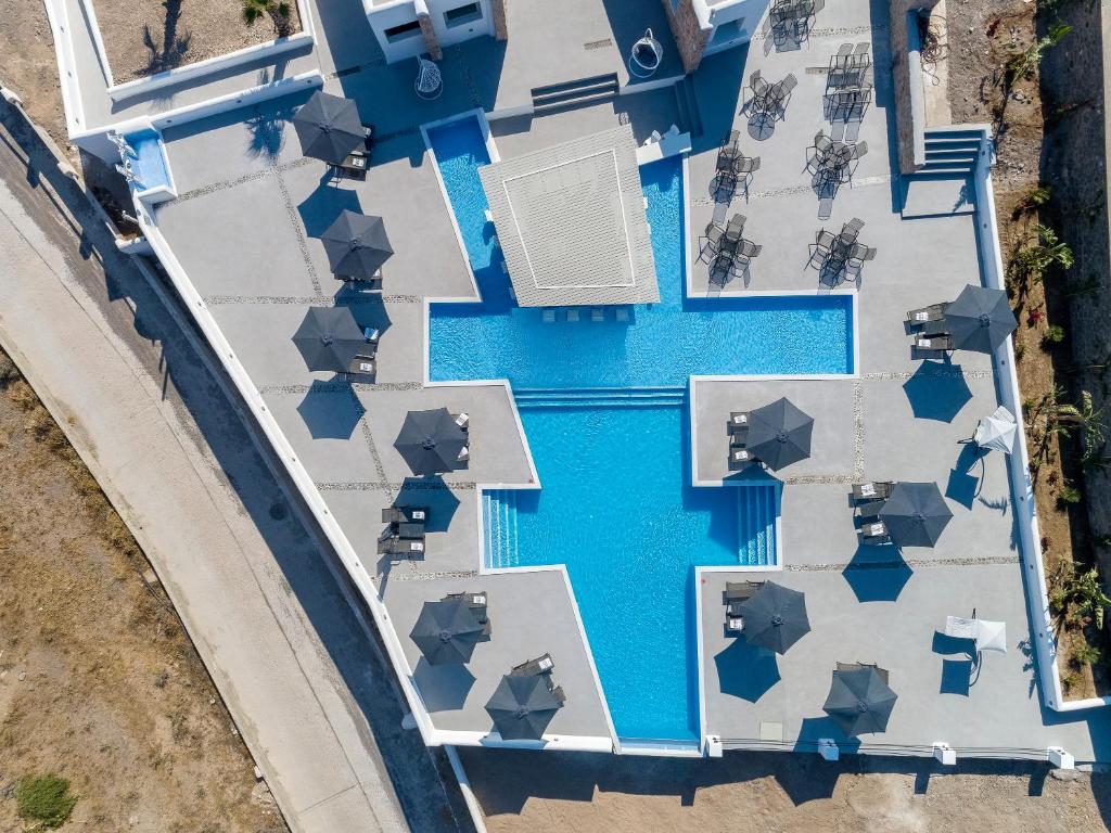 费拉Desiterra Resort的享有度假村游泳池的顶部景致