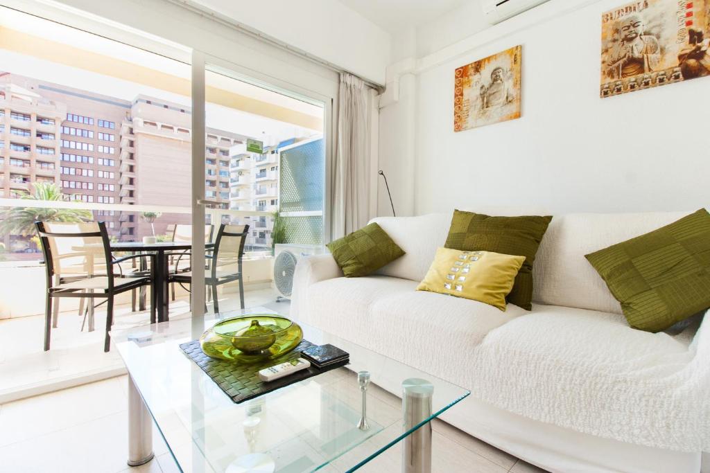 福恩吉罗拉PYR Private Apartment SUNNY pool SIDE的客厅配有白色沙发和玻璃桌