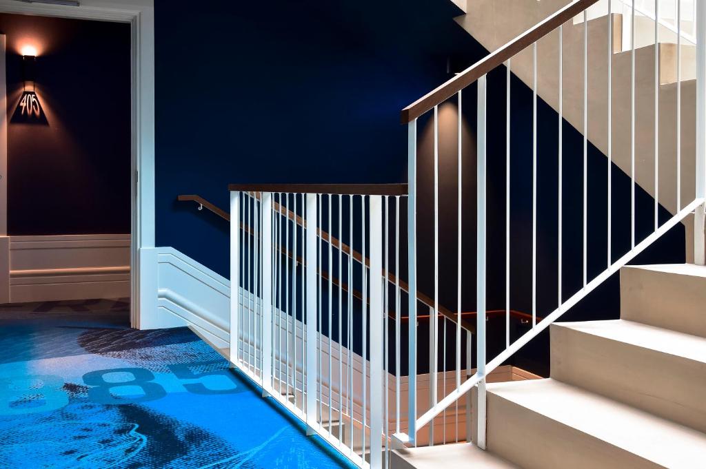 里斯本My Story Hotel Figueira的拥有蓝色墙壁的楼梯和游泳池