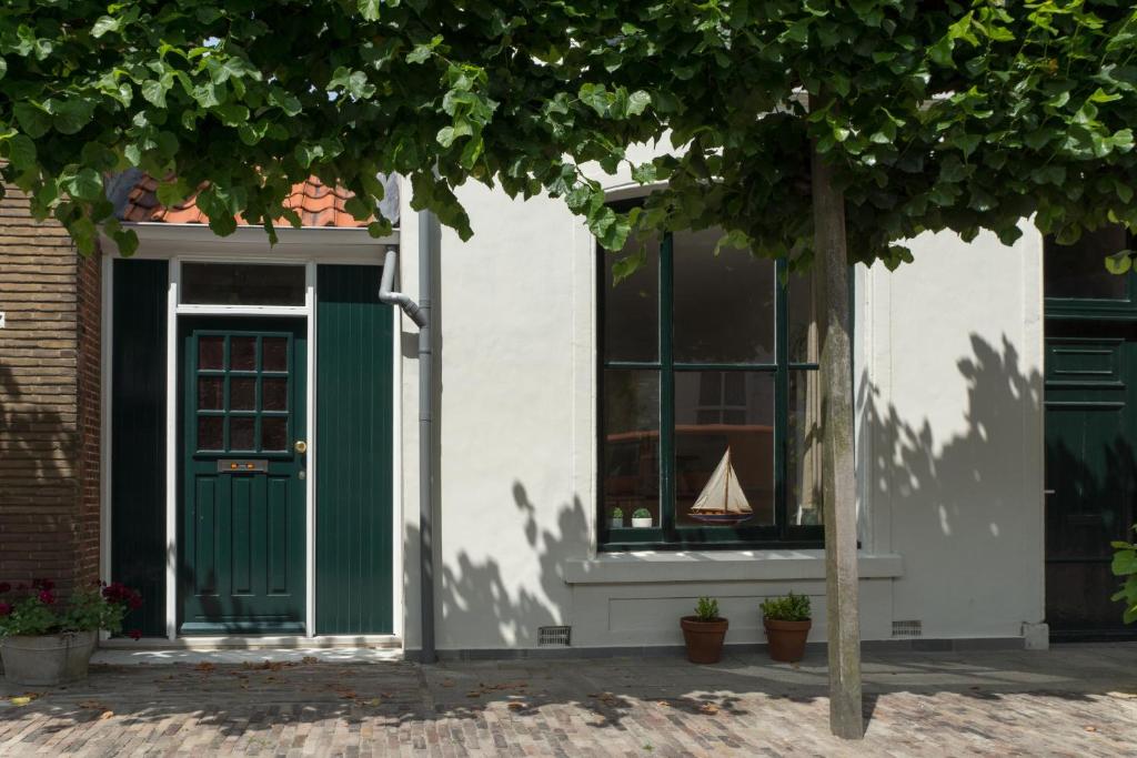 米德尔堡De Babbelaar的一座房子,有一道绿门,窗户上有一条船