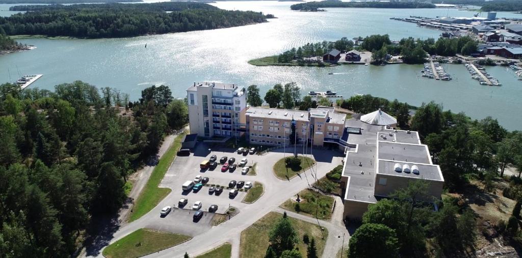 新考蓬基水瓶座芬兰酒店的水体旁建筑物的空中景观