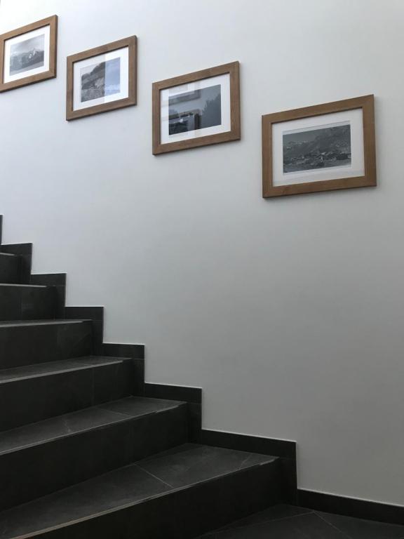 沃尔德斯Apartment Peotta的楼梯,墙上有两张照片,楼梯间
