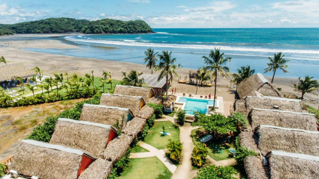 普拉纳维瑙Selina Playa Venao的海滩上的度假村的空中景致