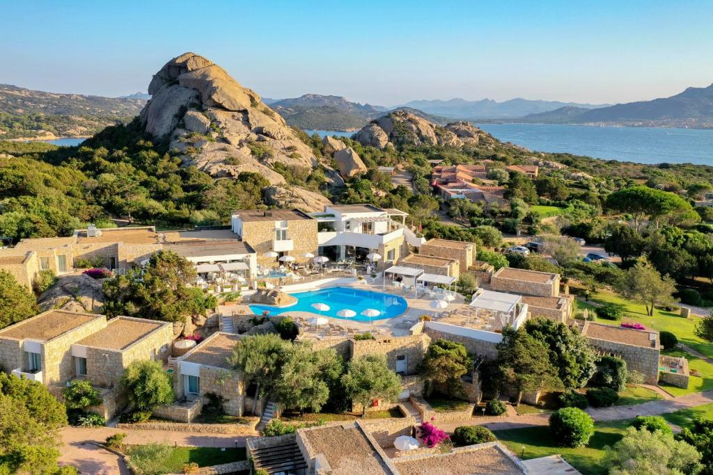 巴哈撒丁岛格兰德雷勒德努拉盖酒店的享有带游泳池的别墅的空中景致