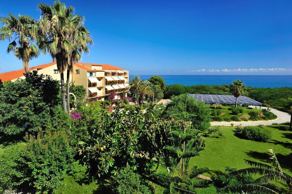 切法卢埃伯瑞黛尔帕拉迪索酒店的享有棕榈树度假村和大海的景致。
