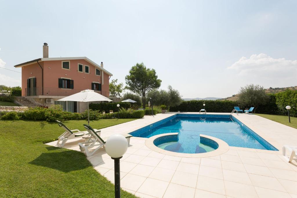GiarratanaVilla Calaforno的一座房子的院子内的游泳池