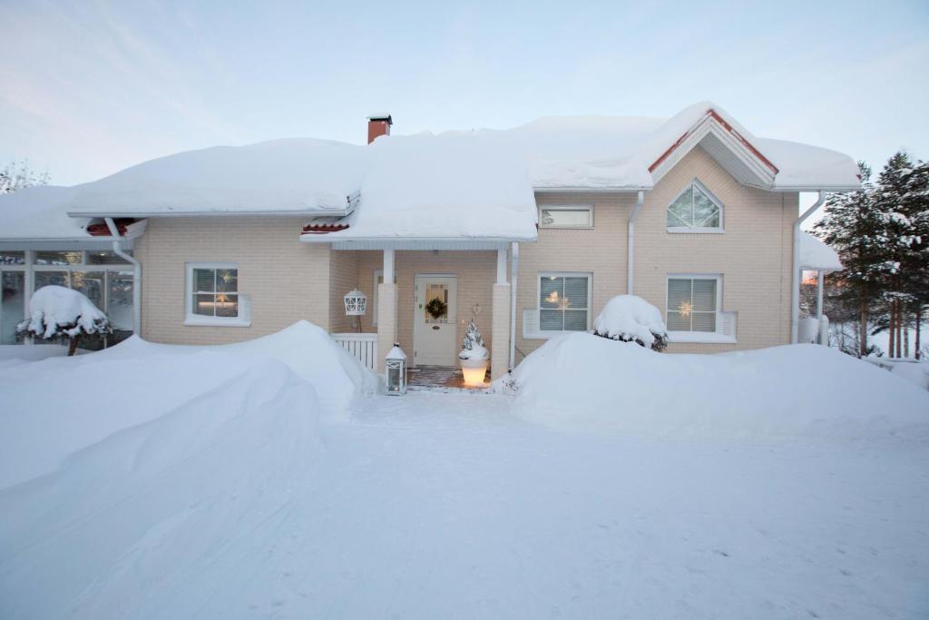 罗瓦涅米Villa Ranta的前面的雪覆盖的房子