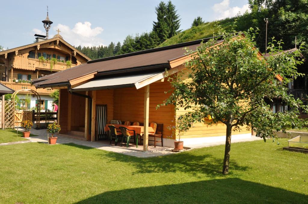蒂罗尔-基希贝格霍夫维默尔度假屋的小木屋在庭院内配有桌椅