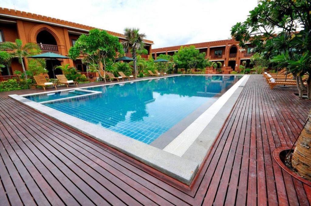 蒲甘Bagan Wynn Hotel的一座带木甲板的大型游泳池