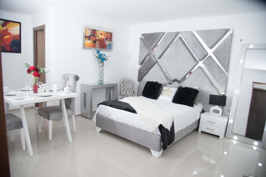 巴兰基亚Hotel Platinum Barranquilla的一间卧室配有一张床、一张桌子和一张书桌