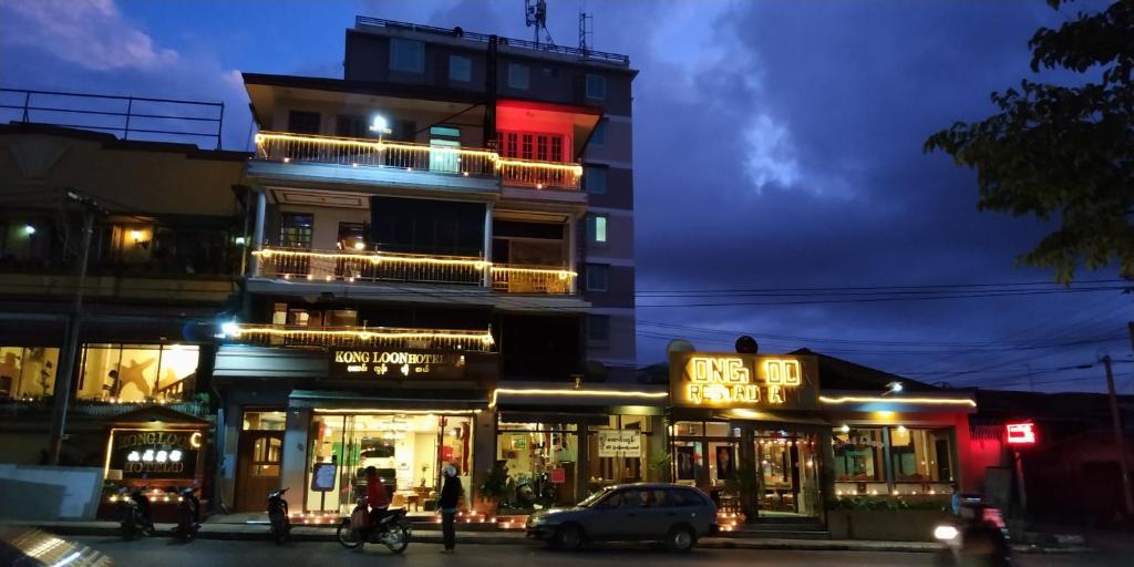 东枝孔龙1号旅馆的建筑的侧面有 ⁇ 虹灯标志