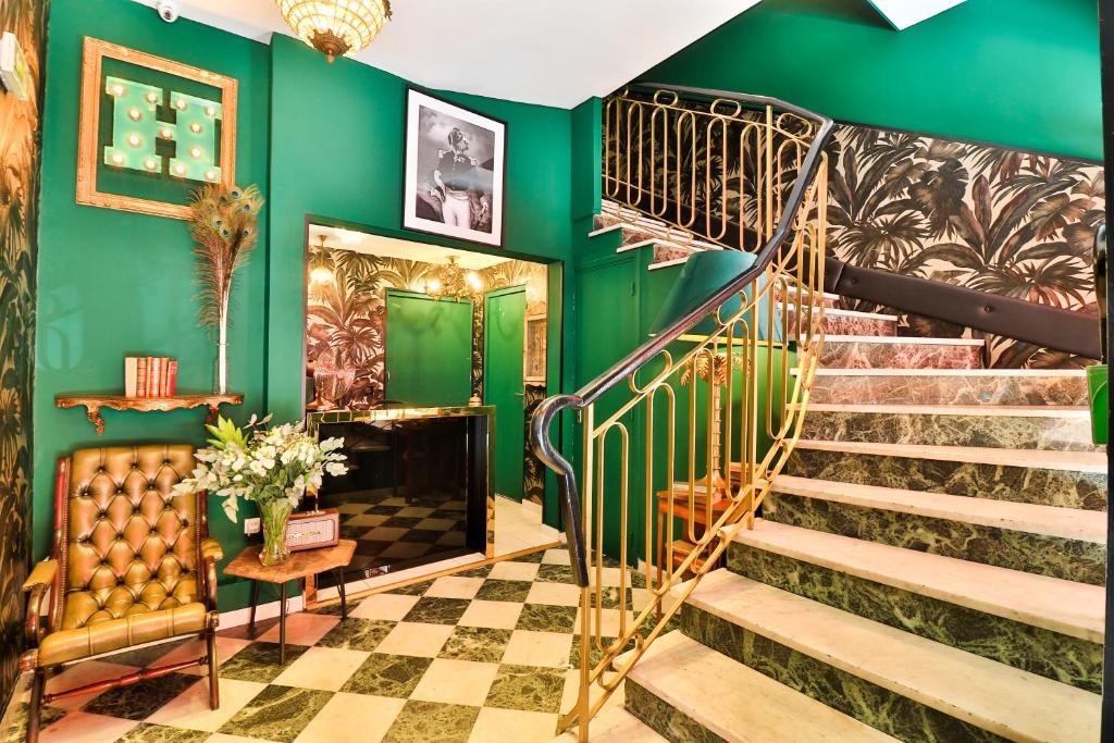 尼斯Hôtel Le G (ex Le Genève)的绿色墙壁的房间内的楼梯