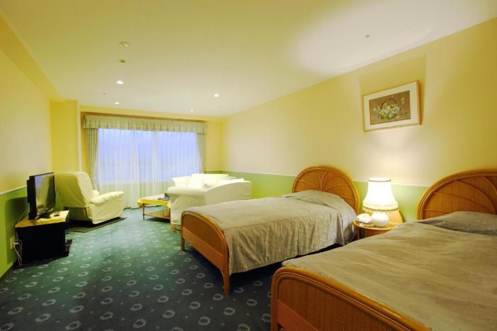 白滨柳屋酒店的酒店客房设有两张床和电视。