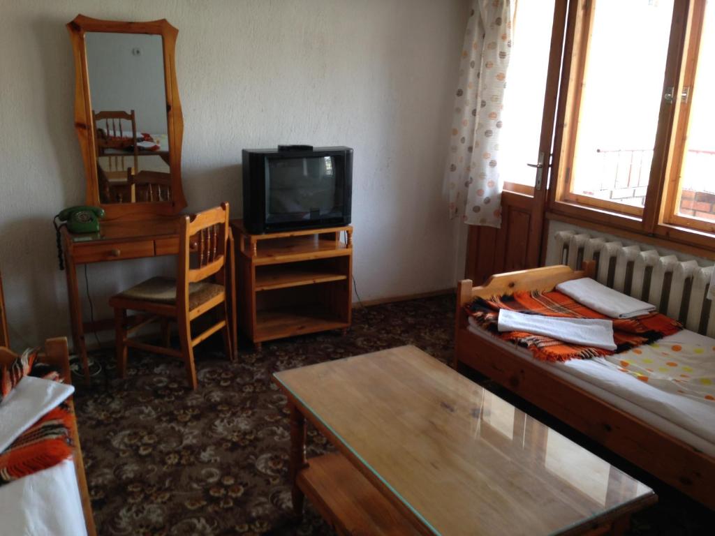 斯莫梁卡捷琳娜家庭旅馆的客房设有床、书桌和电视。