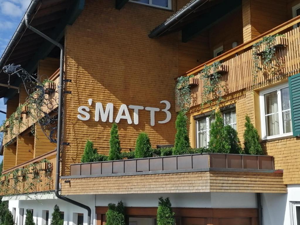 林格瑙S'Matt 3的一座建筑,上面有标牌,上面写着垫子