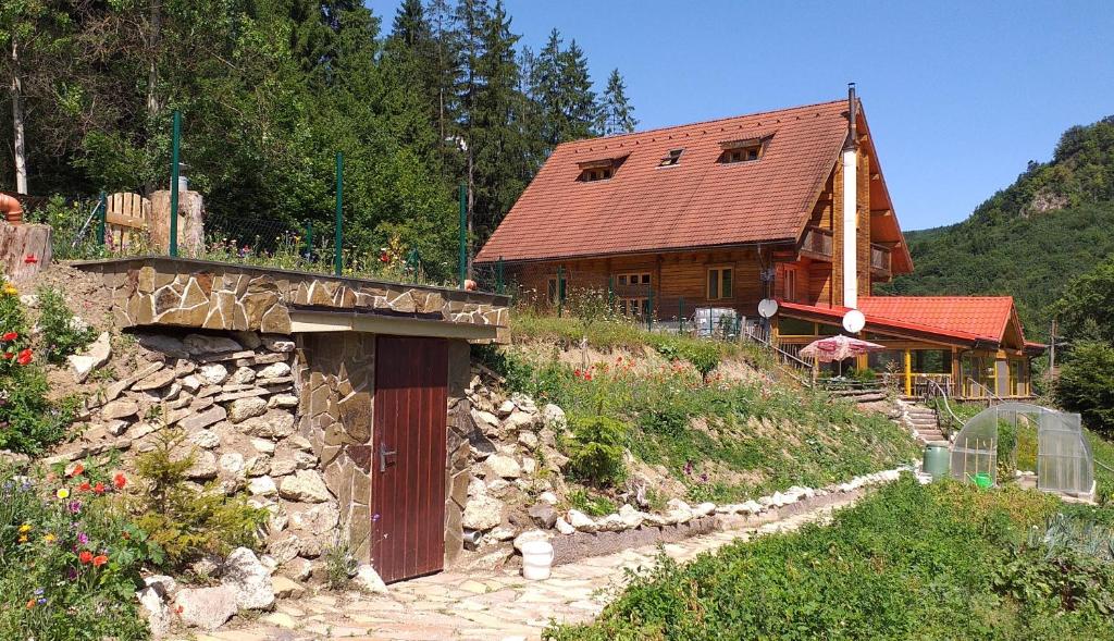 奥拉夫斯基波扎莫克Penzión Racibor的山丘上一座石墙房子