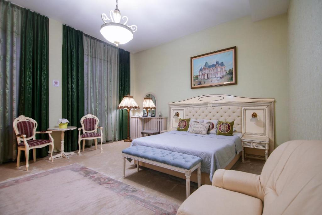 克拉约瓦克拉约瓦皇家酒店的卧室配有一张床和一张桌子及椅子