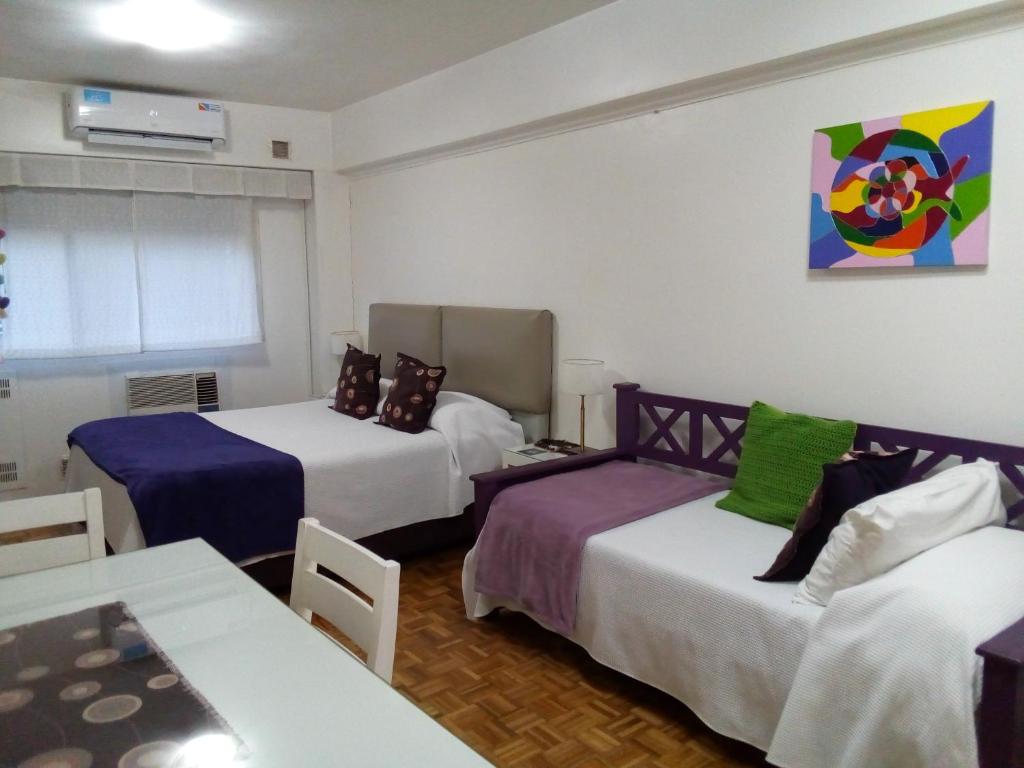 布宜诺斯艾利斯米克罗中央公寓的酒店客房,设有两张床和一张沙发