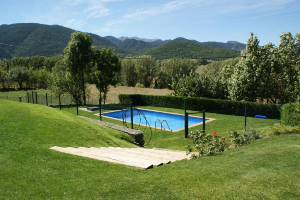 La casa de santa Cecilia Naturaleza, piscina y jardín内部或周边的泳池