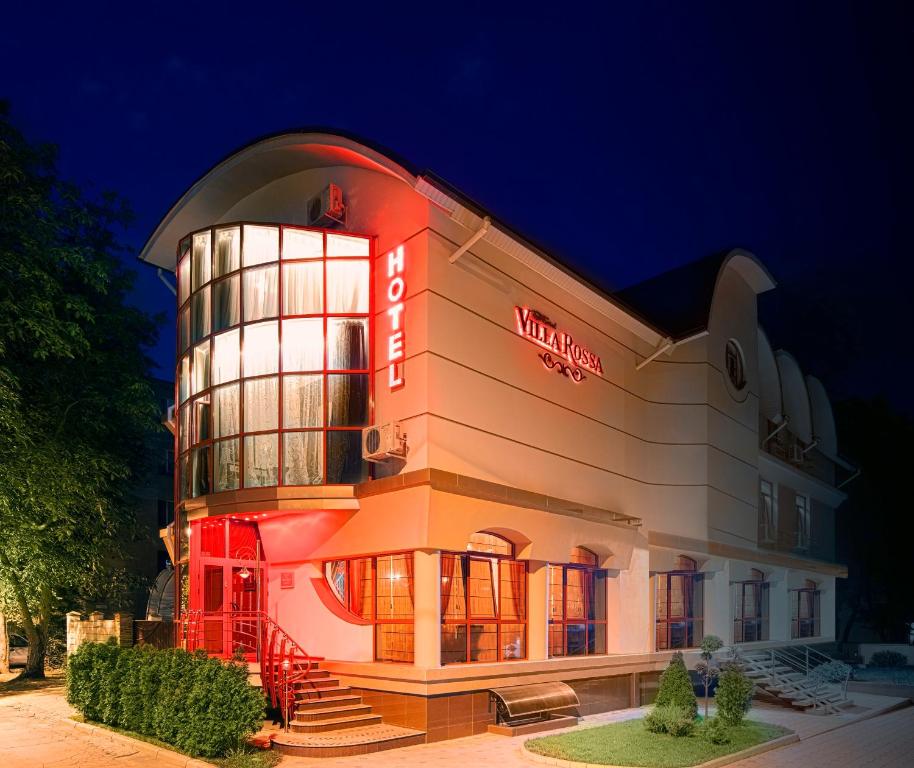 基希讷乌罗萨别墅酒店的一面有红灯的建筑