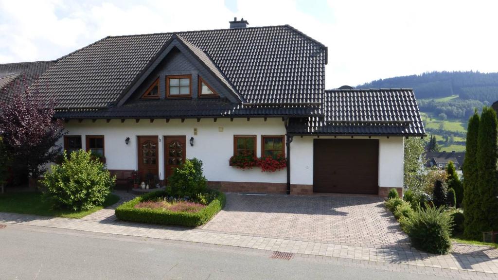 温特贝格Ferienwohnung Dunja的黑色屋顶的白色房子