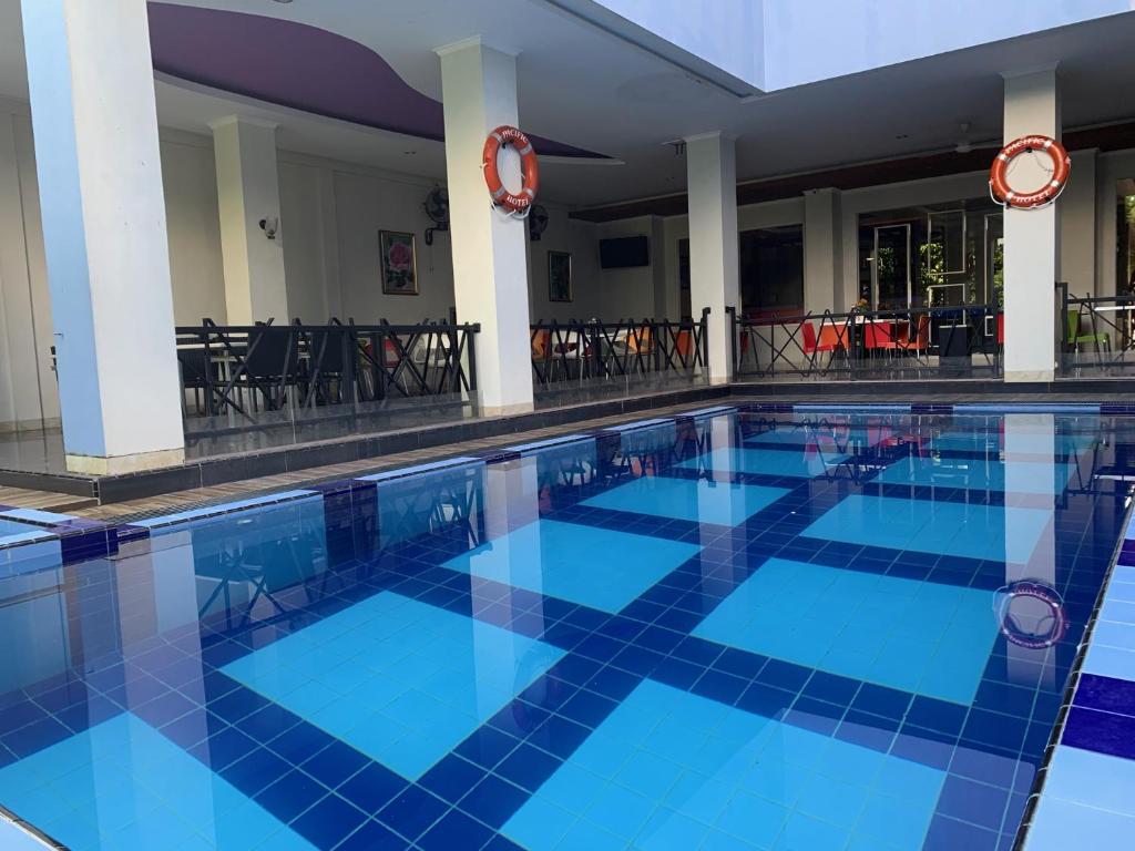 安汶Pacific Hotel Ambon的蓝色瓷砖的酒店游泳池