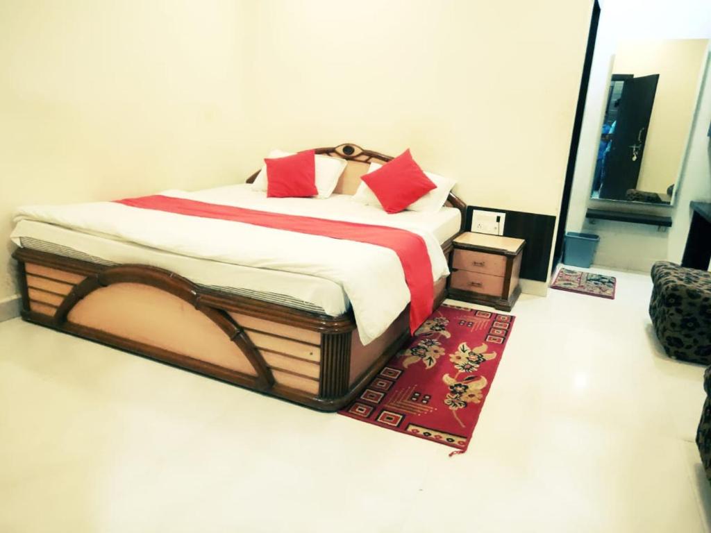 伯杰默里Paradise Homestay的一间卧室配有一张带红色枕头的床