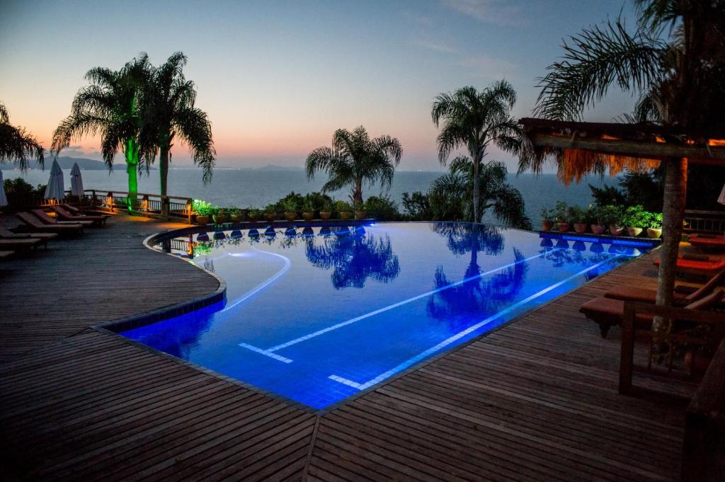 贝卢港雷福吉伊斯丹雷洛度假酒店的度假村内的一个蓝色海水游泳池