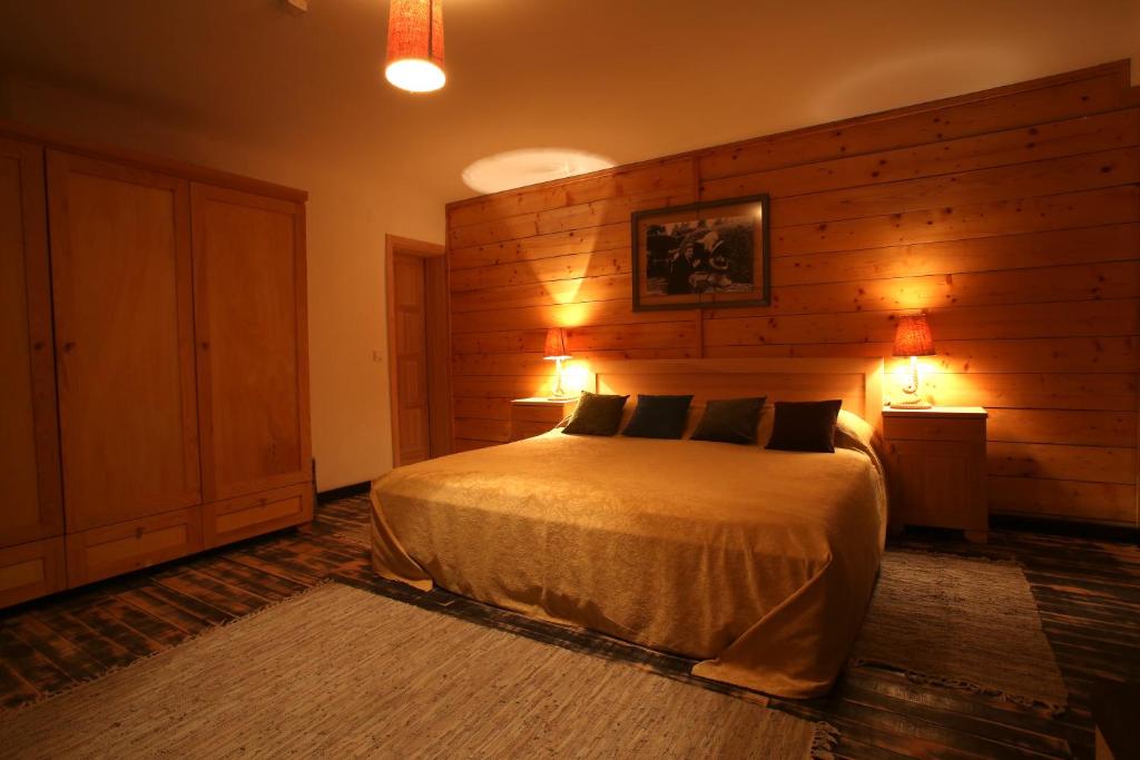 莫克拉戈拉美卡维尼克度假村的一间卧室配有一张带两个灯的床