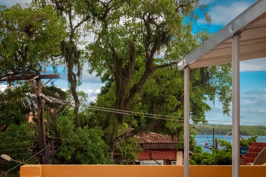 伊塔卡雷O Pharol Hostel e Pousada的从树屋的门廊上欣赏美景