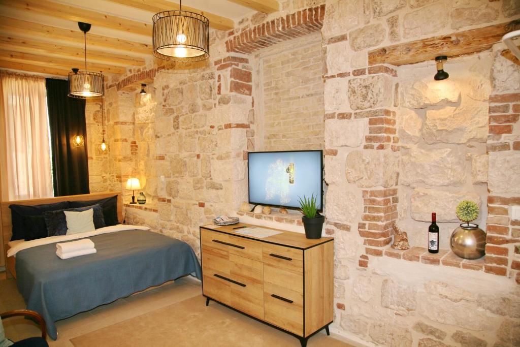 维斯House Bava的一间卧室设有一张床和石墙