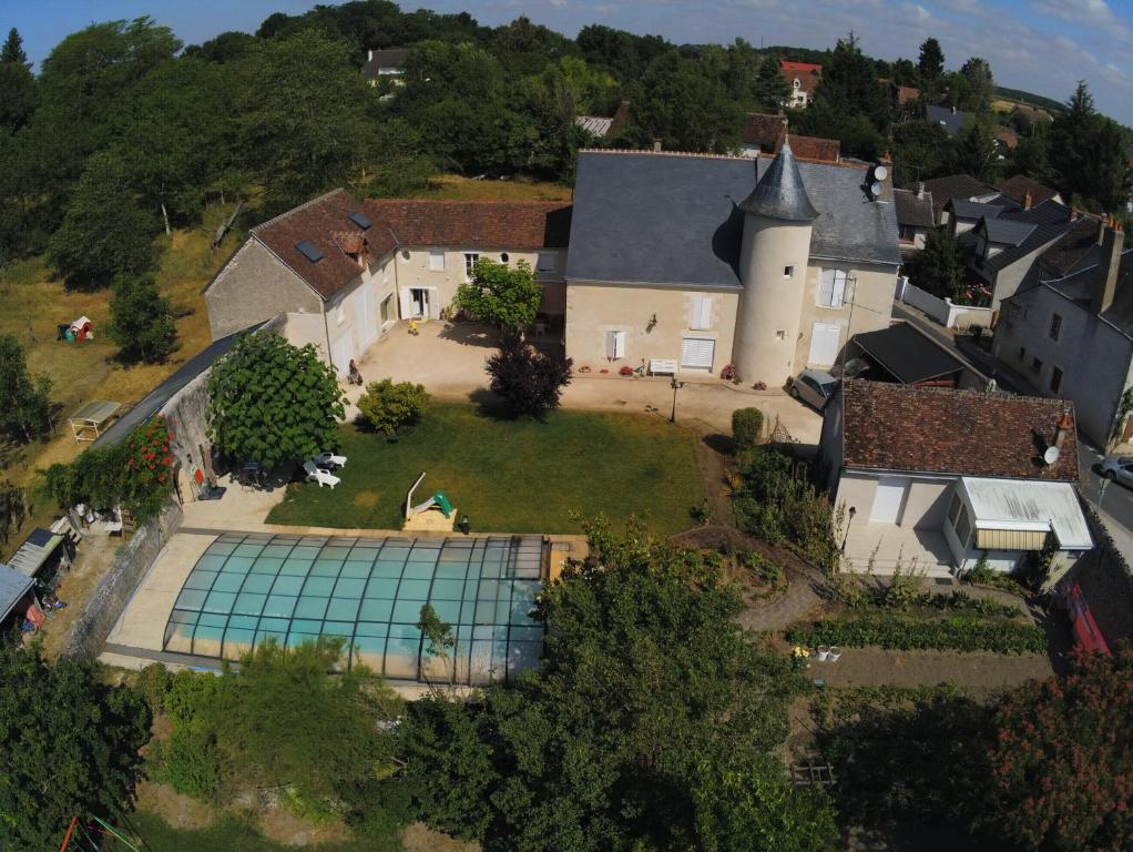 Huisseau-sur-CossonManoir le Bout du Pont的享有带游泳池的房屋的空中景致